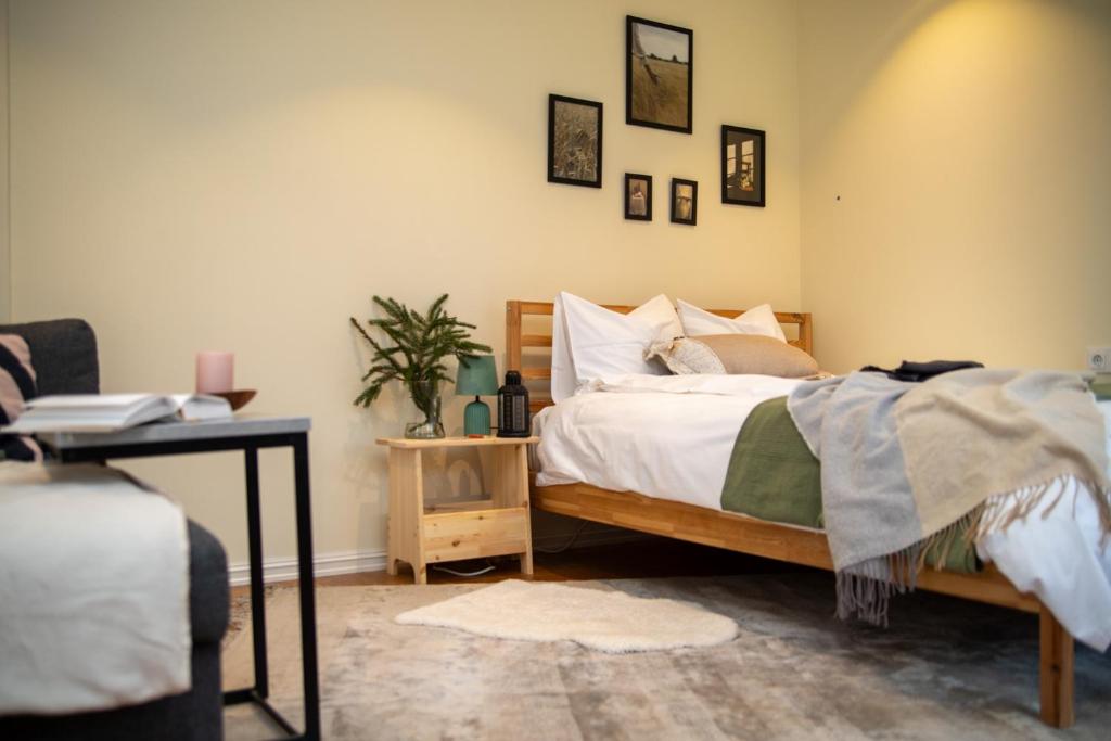 un dormitorio con una cama y una mesa en Charming Lahemaa national park Studio apartment for Nature Lovers, en Kolga