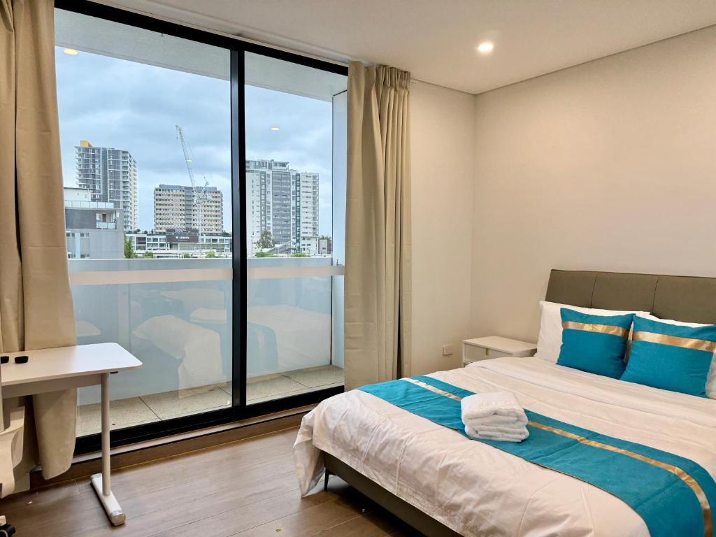 ein Schlafzimmer mit einem Bett und einem großen Fenster in der Unterkunft Granville Studio in Clyde