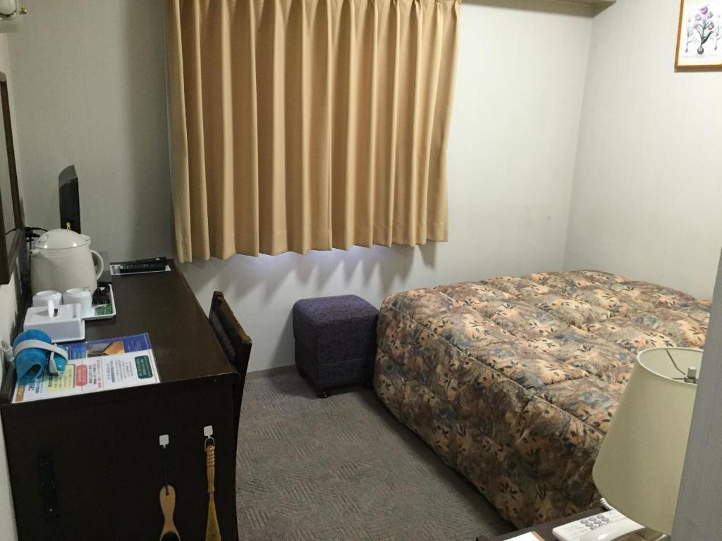Postel nebo postele na pokoji v ubytování Hotel Crown Hills Toyama