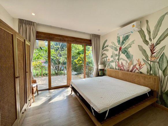 En eller flere senge i et værelse på Santi Villa Wat Seree