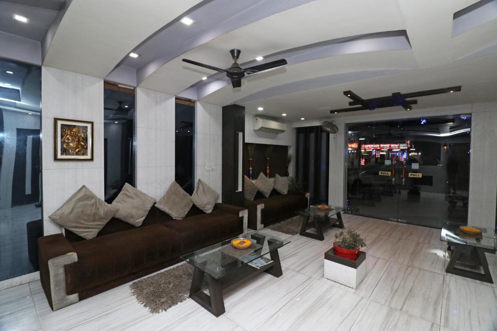 ein Wohnzimmer mit Sofa und Tisch in der Unterkunft Hotel O Paradise in Rāiwāla