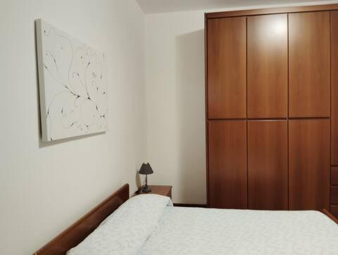 una camera da letto con un letto e un armadio in legno di Room Bed Boat Cottage a Berra