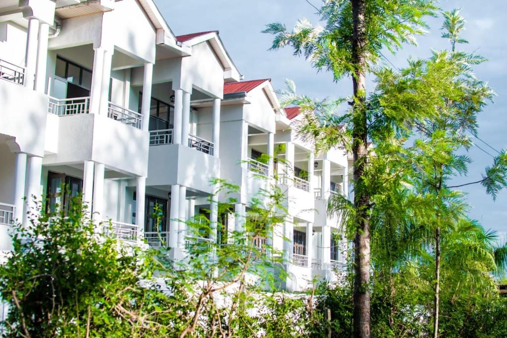 Heroes Resort Garden : عماره فيها اشجار في المقدمه