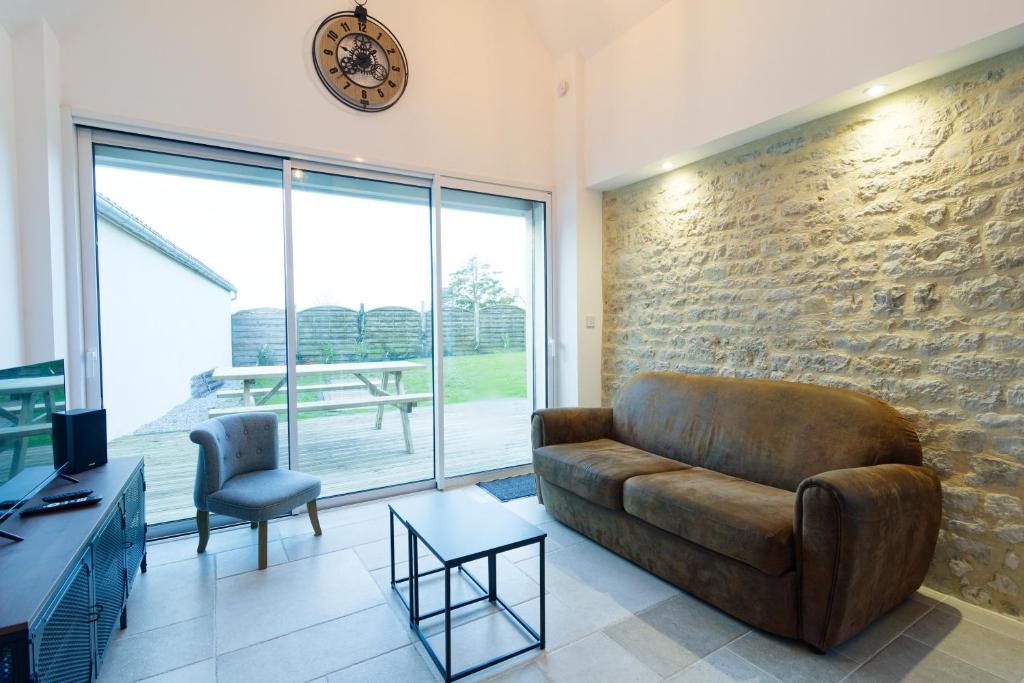 Khu vực ghế ngồi tại Gîte du Cellier - Jardin et terrasse