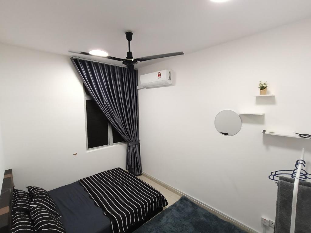 Una pequeña habitación con una cama y una ventana. en UMMI HAWA Homestay, en Kampong Jelatang