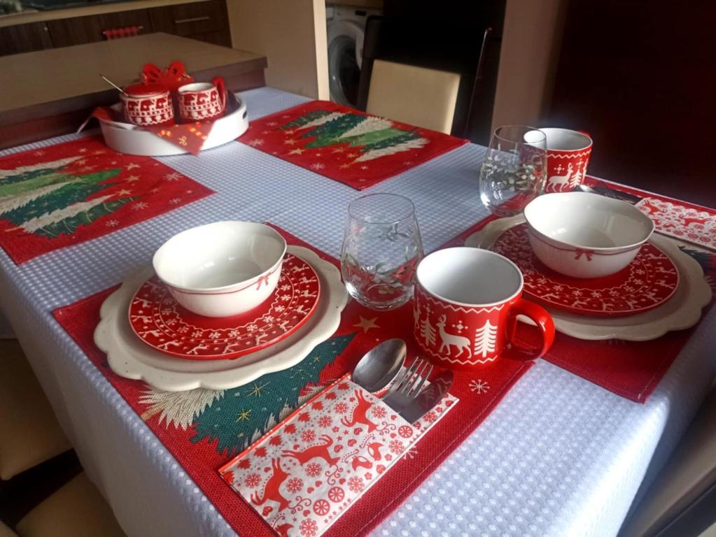 Příslušenství pro přípravu čaje a kávy v ubytování Apartament EWCIA