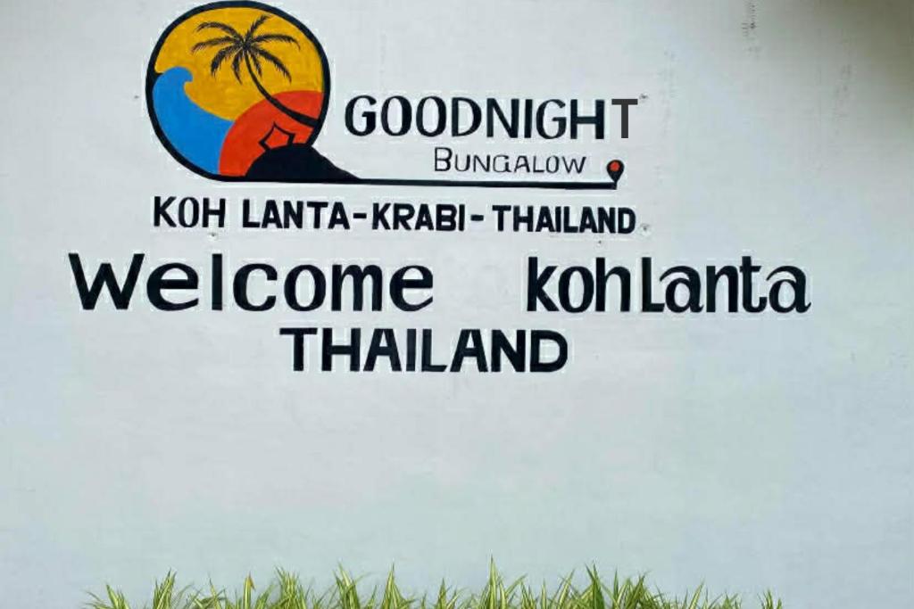 Good Night Long Beach Bungalow في كو لانتا: لافتة مكتوب عليها "مرحبًا بكم kombuchahtarhtarhtarhtar istg istg istg".