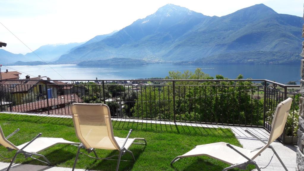 two chairs on a lawn with a view of a mountain at Apartment Rosa Dei Venti in Gravedona