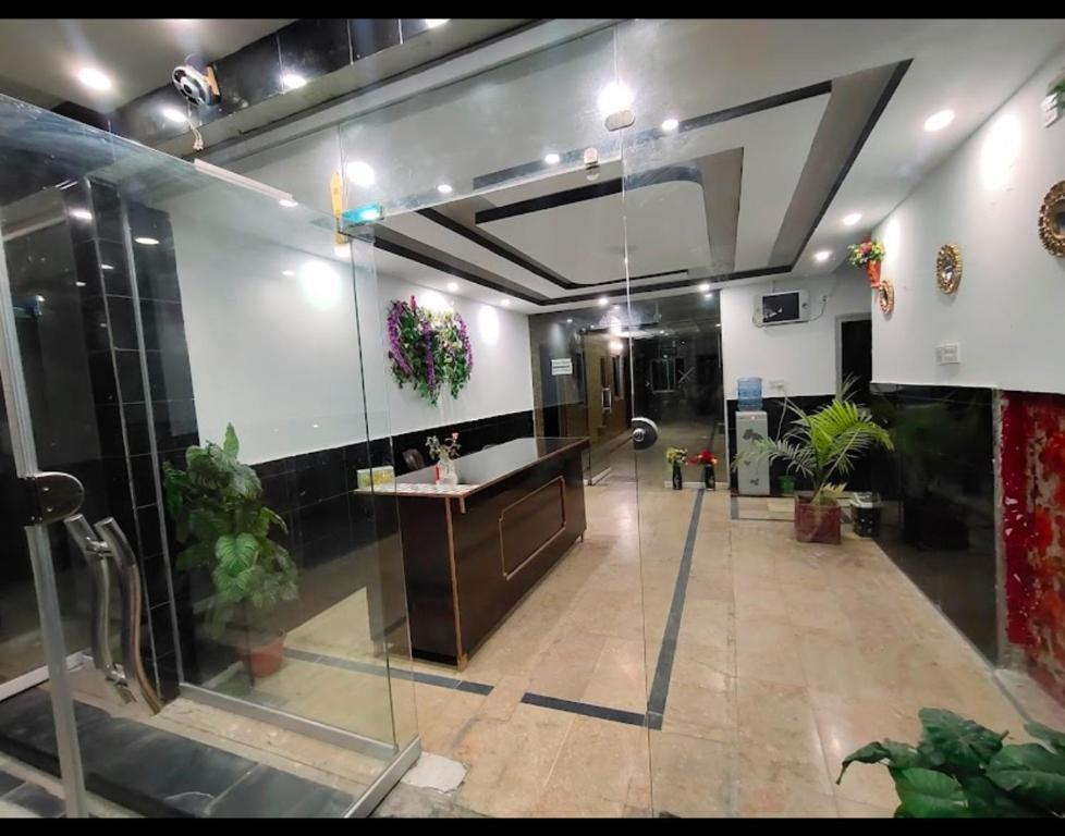 eine Lobby mit Rezeption in einem Gebäude in der Unterkunft ALZAHIR Hostel & Rooms in Islamabad