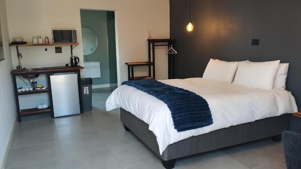 奥兰治蒙德Unit 8 Dinas Accommodation Oranjemund的一间带大床和电视的卧室