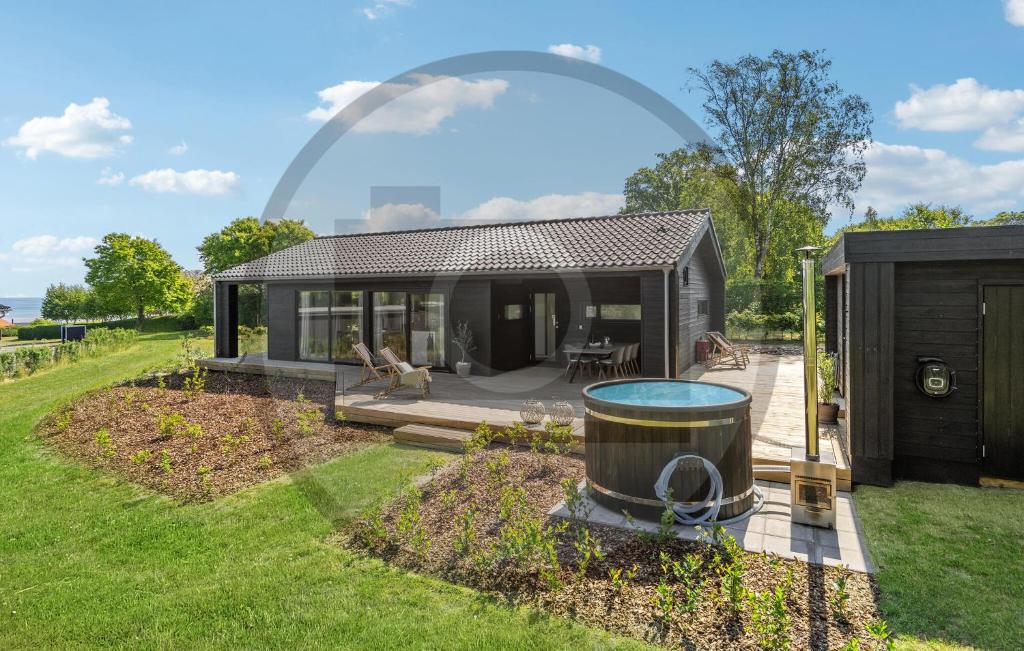 En have udenfor Cozy Home In Sæby With Wifi