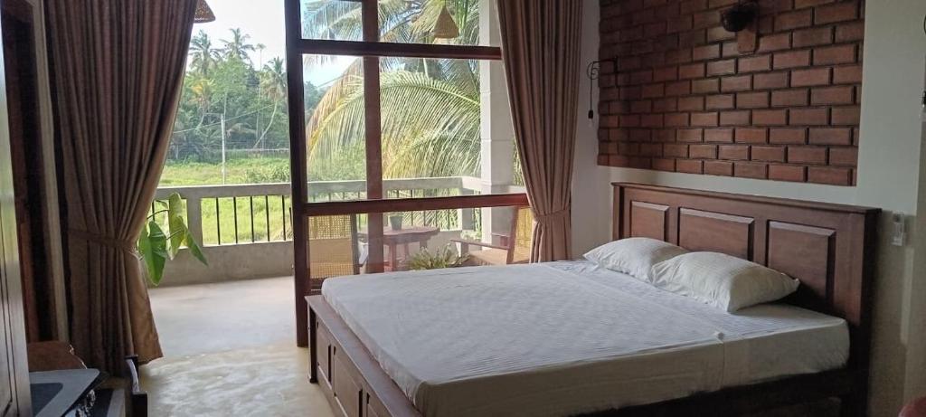 En eller flere senge i et værelse på Guruwaththa Eco Lodge