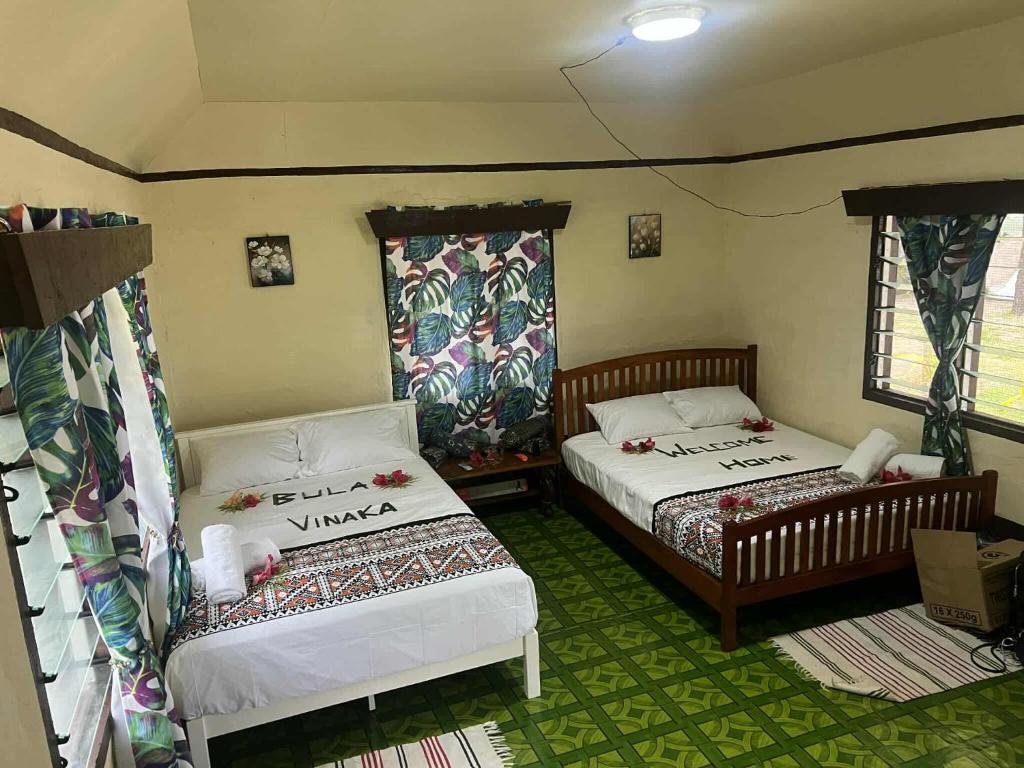 Giường trong phòng chung tại Beachside Haven Homestay