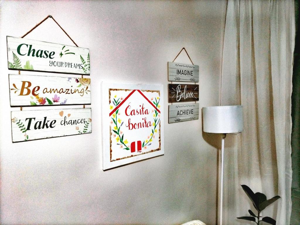 ein Raum mit drei Schildern an einer Wand in der Unterkunft Casita Bonita in Marilao