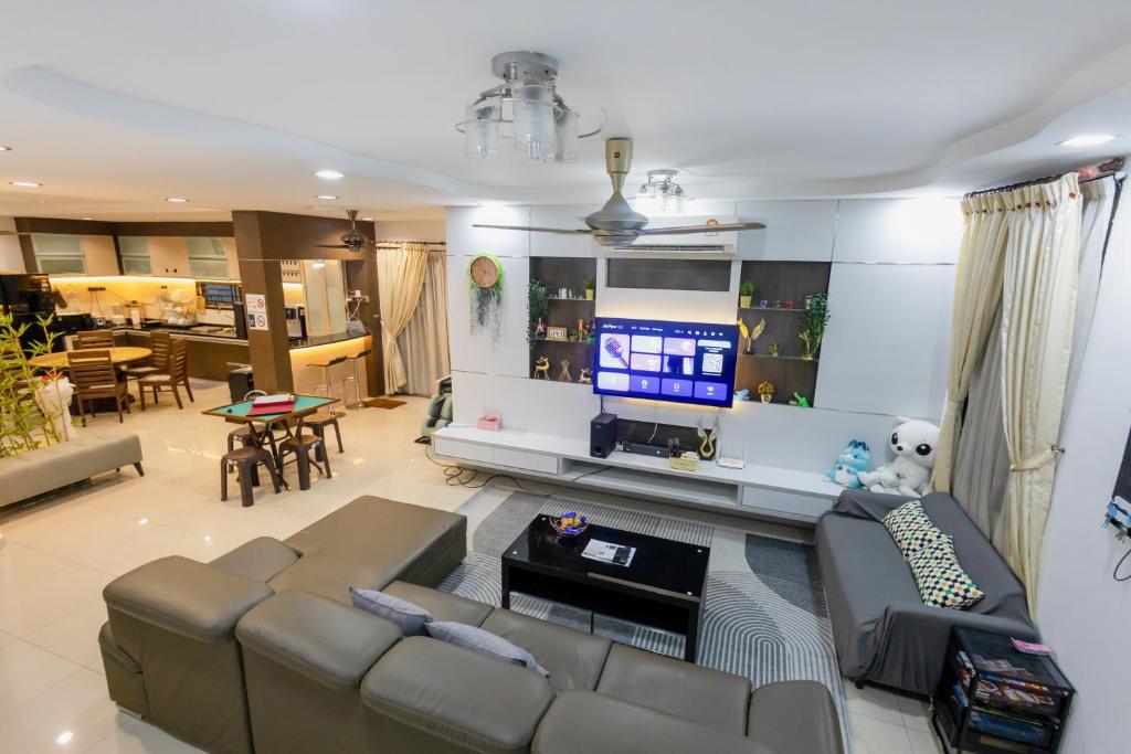 een woonkamer met een bank en een flatscreen-tv bij D'joysty in Johor Bahru