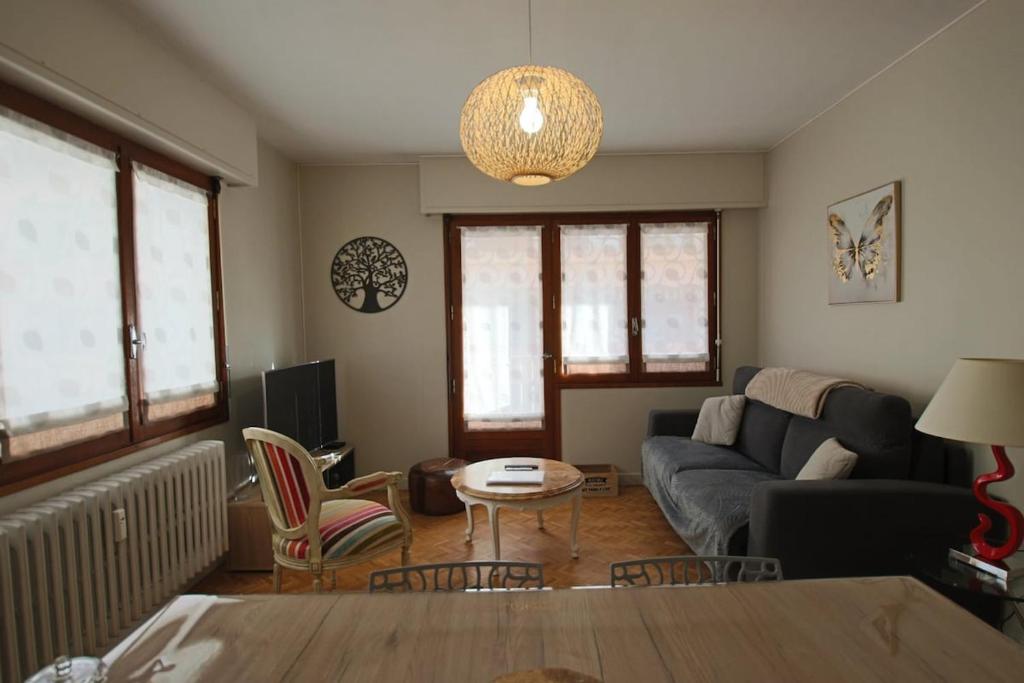 Khu vực ghế ngồi tại Appartement T2 55 m2 une chambre et garage