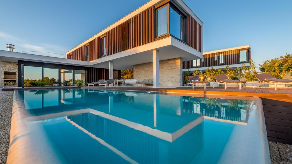 Swimmingpoolen hos eller tæt på Villa Sunray by Villas Guide