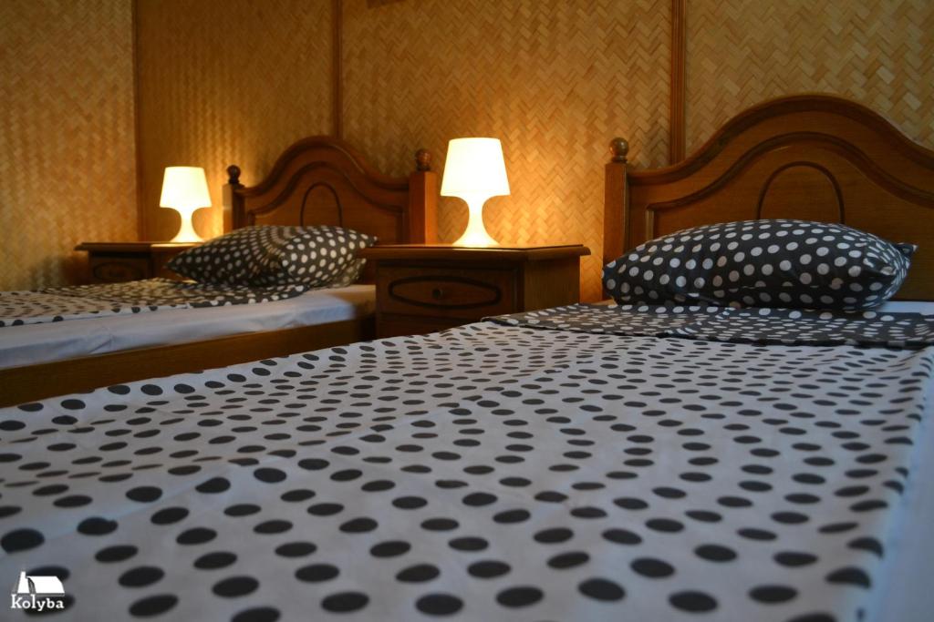 Postel nebo postele na pokoji v ubytování Zakarpatska Kolyba