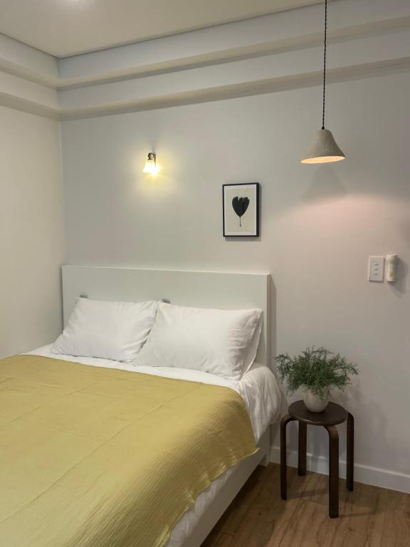 Postel nebo postele na pokoji v ubytování Stay Early Mansion 광명사거리역 고척돔