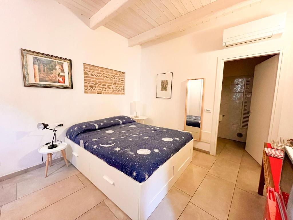 フォルリにあるPorta Merlonia houseの部屋にベッドがある寝室