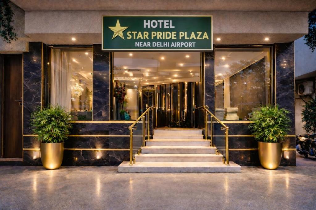 Una entrada de hotel con escaleras que conducen a una plaza Starrider. en Hotel Star Pride Plaza Near Delhi Airport With - Free Airport Pickup, en Nueva Delhi