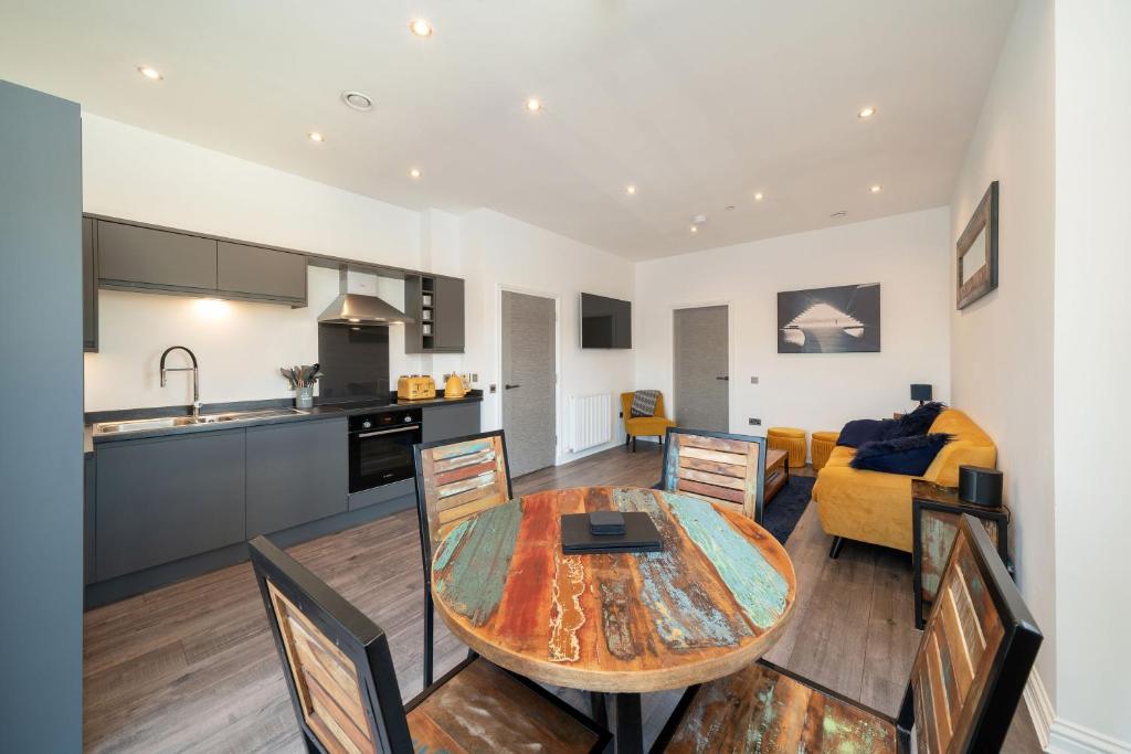 Køkken eller tekøkken på Dockside Apt, Quay Views, City Vibes