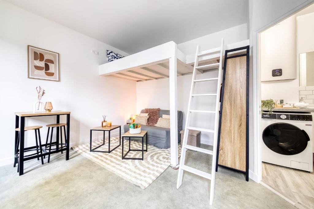 a room with a loft bed and a desk at Le Petit nid cocooning - Studio chaleureux et élégant in Aubervilliers