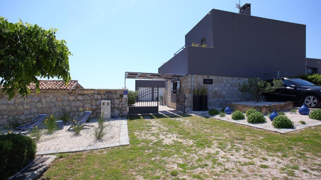 En have udenfor Villa House S by Villas Guide