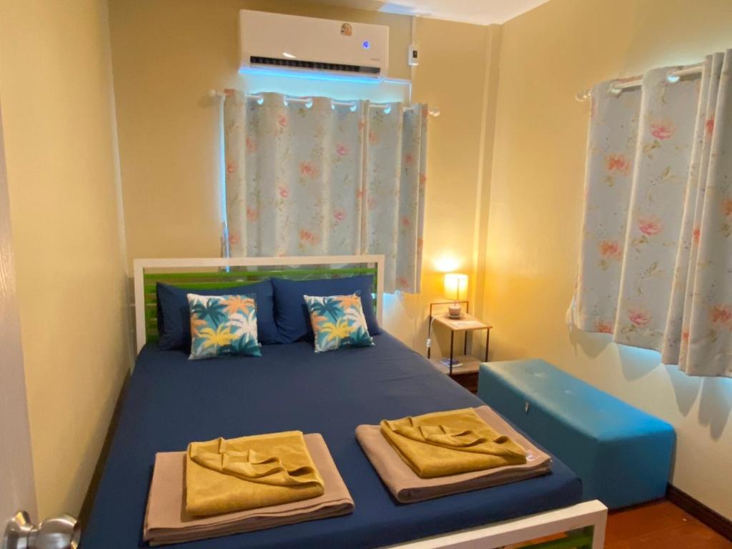 Giường trong phòng chung tại Anya House