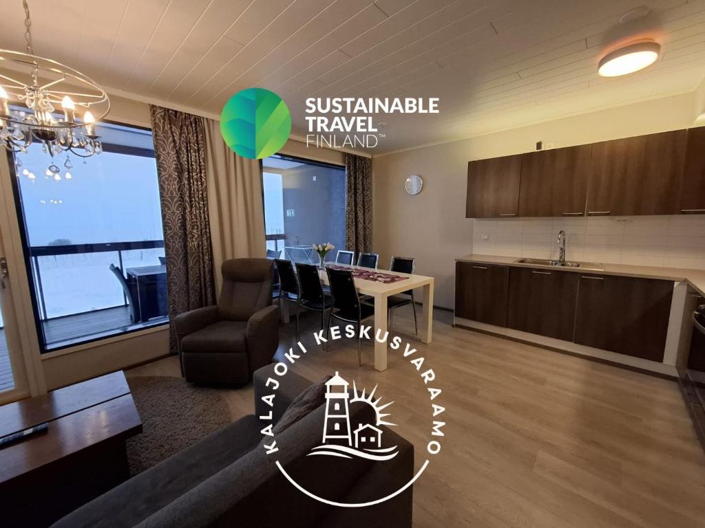 un soggiorno con un tavolo e una cucina di Timantti B15 a Kalajoki