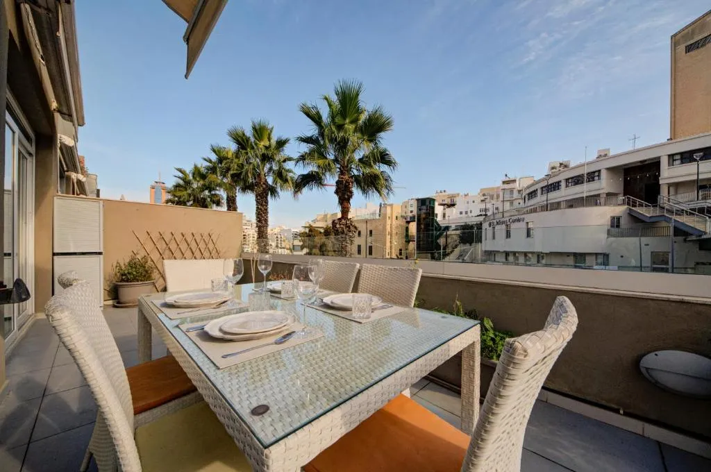 Spinola Bay 2 BR Apartment w Jacuzzi & Sea View