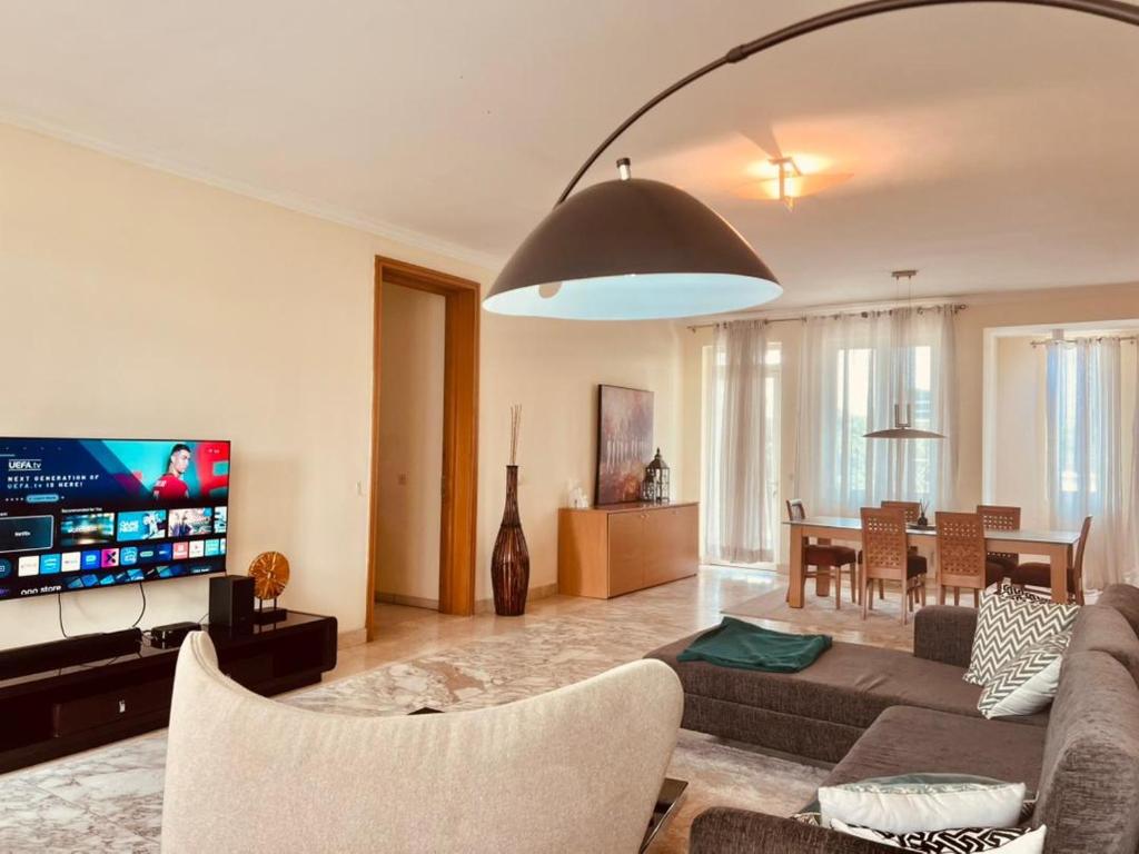 TV a/nebo společenská místnost v ubytování Purple Lavender Court