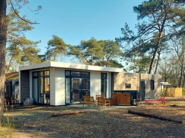 een klein huisje midden in een bos bij Casa Leon in Haarle