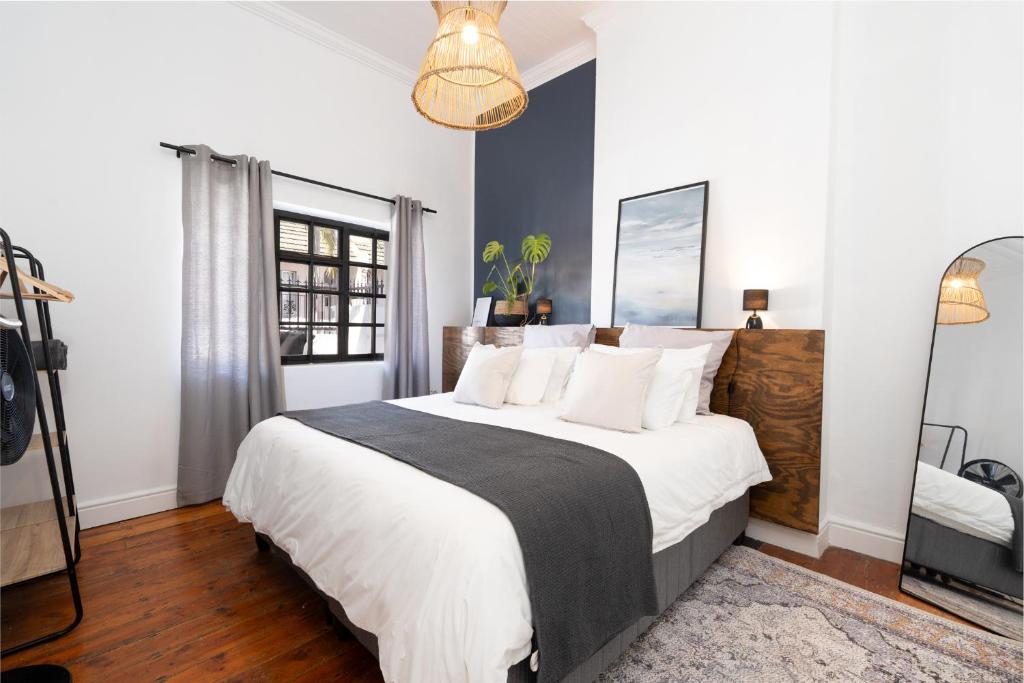 Giường trong phòng chung tại Victorian Gem with Patios & Devil's Peak Vista - 5 min to CBD