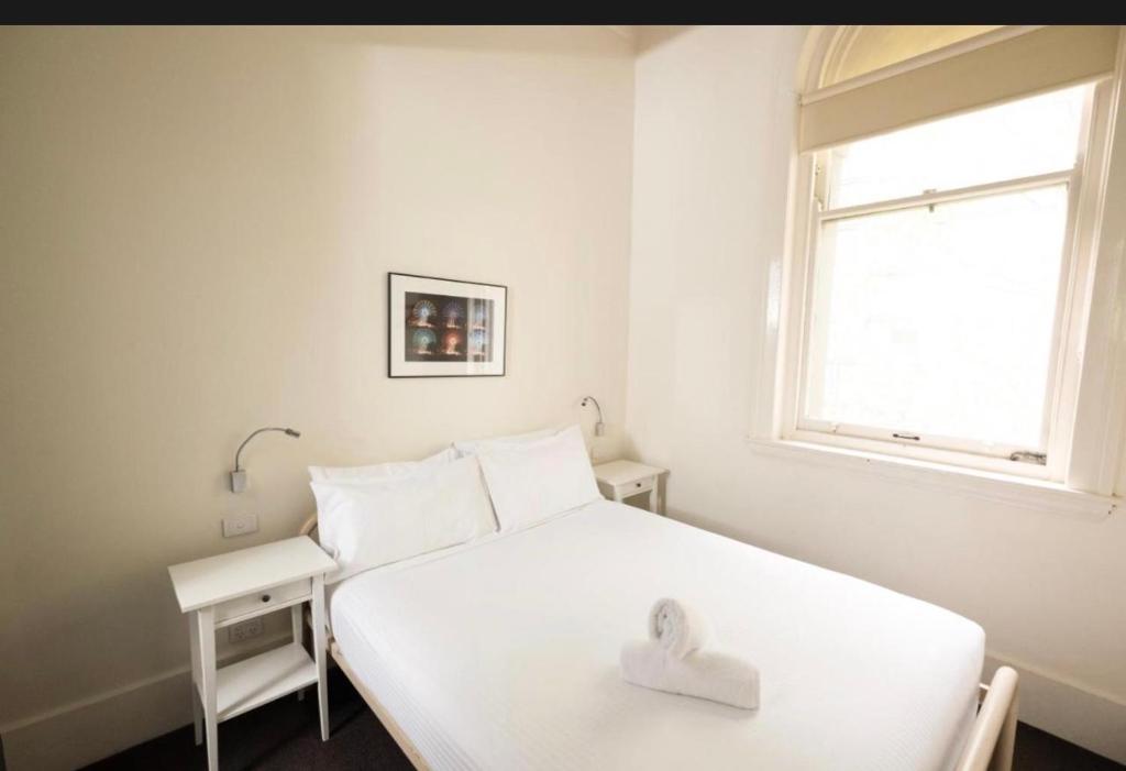 - une chambre dotée d'un lit blanc avec un cœur dans l'établissement Toms holidayInn, à Cheruvalli