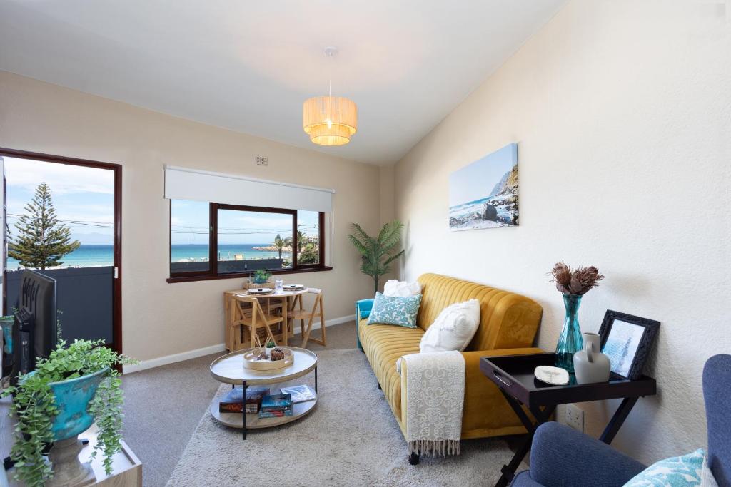 Χώρος καθιστικού στο Beach Front Retreat in Fish Hoek