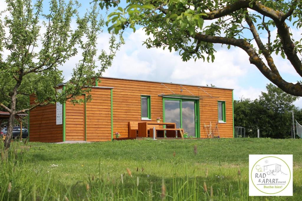 une petite maison en bois dans un champ dans l'établissement Weihersmühle, à Fladungen