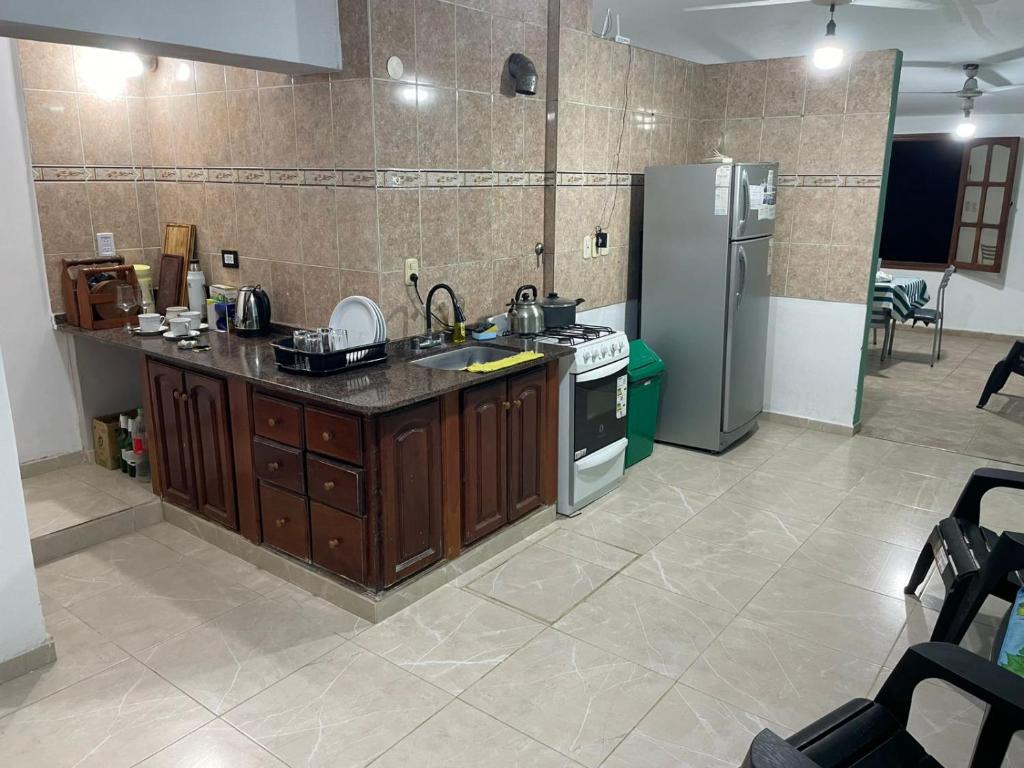 una cucina con lavello e frigorifero di Casa tinajas a Santiago del Estero