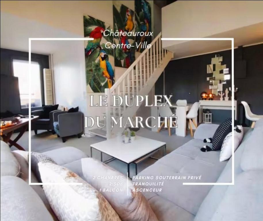 ein Wohnzimmer mit einer weißen Couch und einer Treppe in der Unterkunft Le Duplex du Marche-centre-parking prive-balcon in Châteauroux