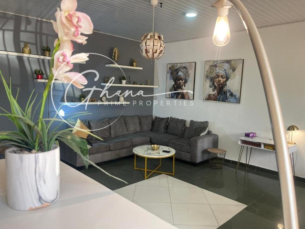 Posezení v ubytování Luxury Two-Bedroom Townhome Available for rent