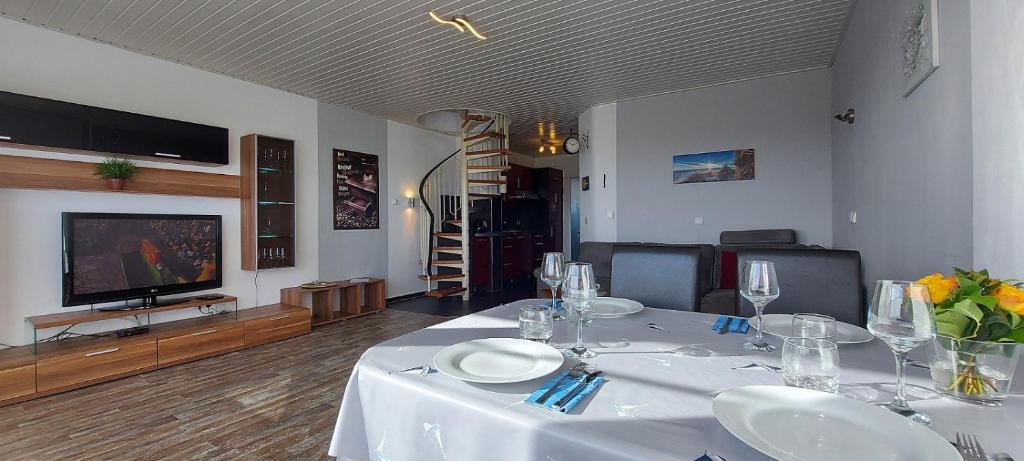 a dining room with a table with a white table cloth at Ferienwohnung Meerblick in Wangerland
