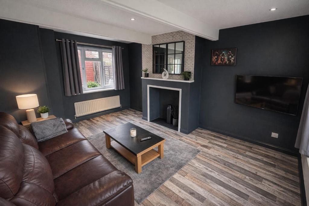 un salon avec un canapé et une cheminée dans l'établissement Canterbury Luxe Stay, à Hackington