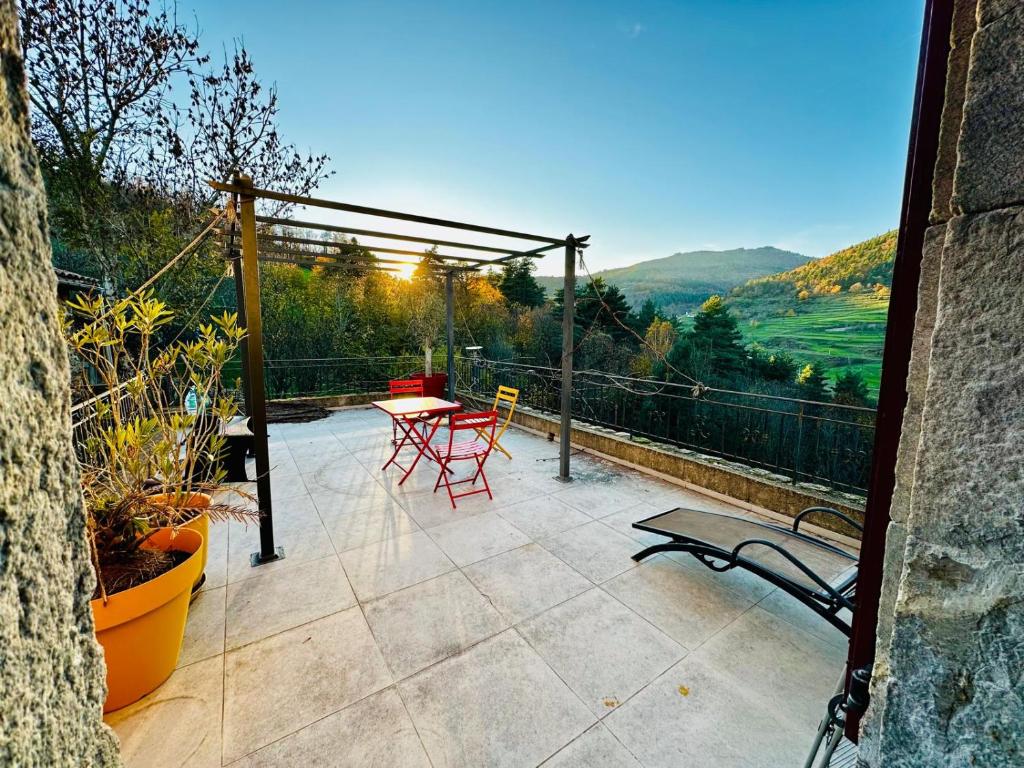 un patio con tavolo e sedie su un balcone di Maison de charme avec studio indépendant a Saint-Prix