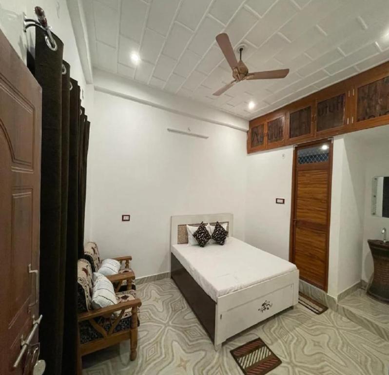 En eller flere senge i et værelse på Hotel Shree Rameshwaram Guest House Near by All Temple