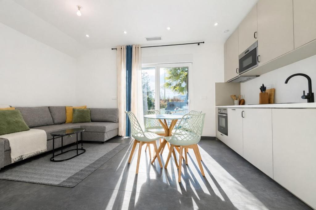 Et opholdsområde på Strasbourg Appartement Moderne 7 min du Centre en Train Terrasse & Parking Gratuit