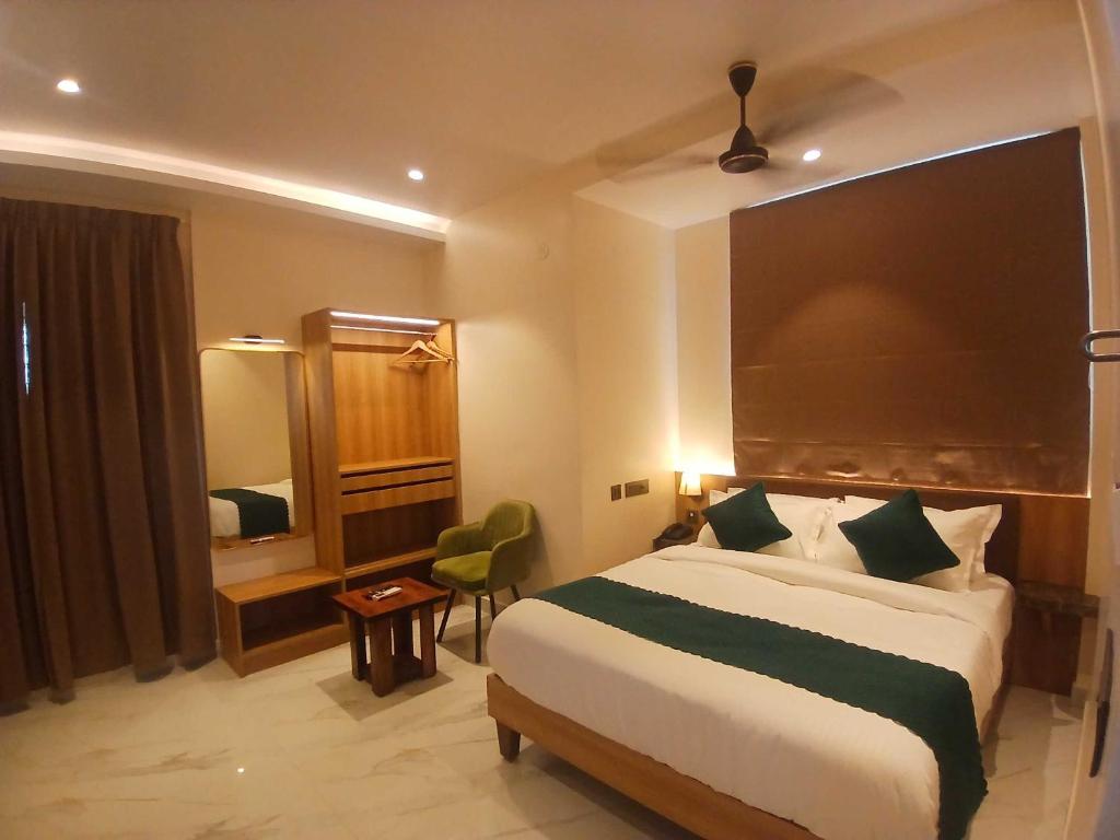 Postel nebo postele na pokoji v ubytování Hotel O by OYO Urban Suits