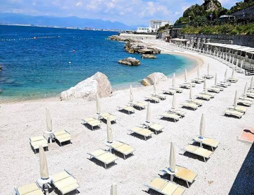 een strand met ligstoelen en de oceaan bij Civico27 in SantʼAntonio Abate
