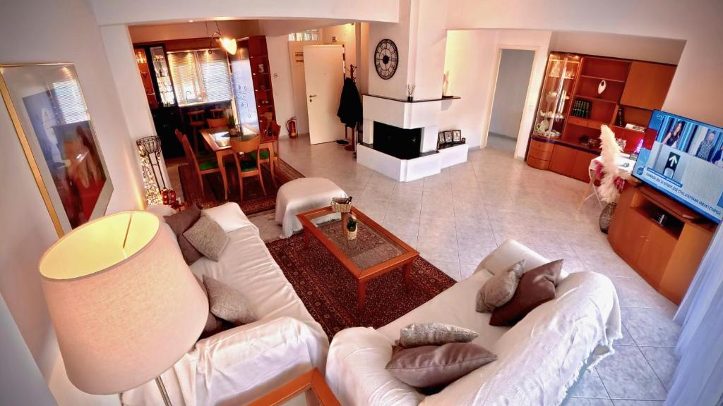 Entire-Floor 2BR Penthouse with 2 Huge Balconies & Free Parking