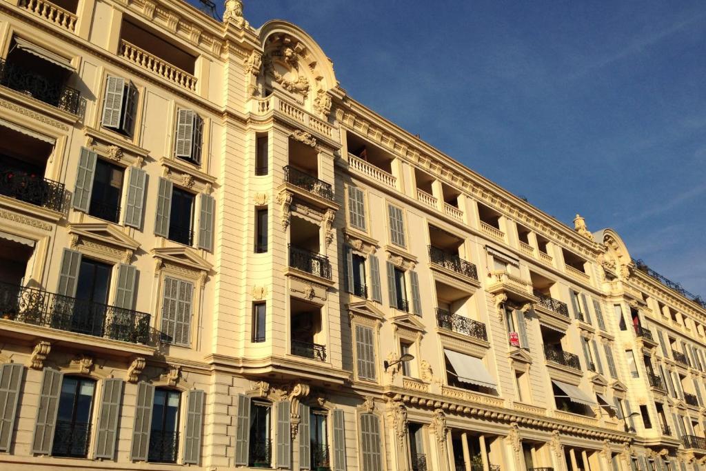 GRAND HÔTEL Golden Square 3 min to Beach Green Corridor View AC photo
