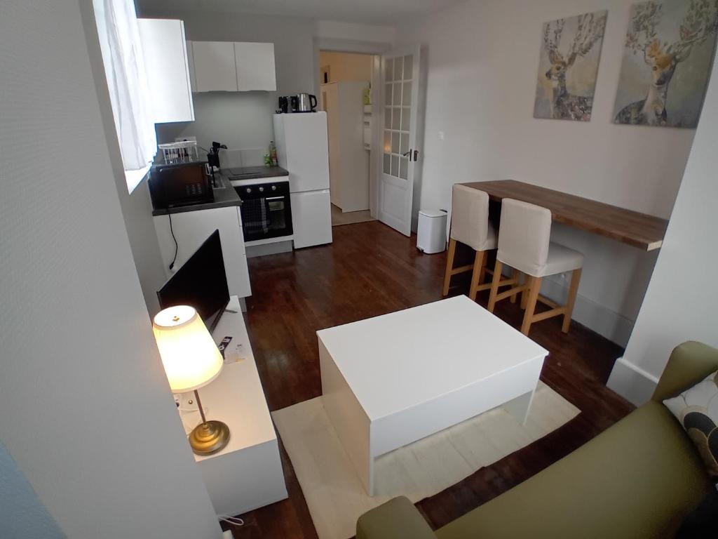 Kuchyň nebo kuchyňský kout v ubytování Les Vitraux sur les Remparts